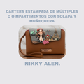 CARTERA ESTAMPADA DE MÚLTIPLES C O MPARTIMENTOS CON SOLAPA Y MUÑEQUERA (BROWN)